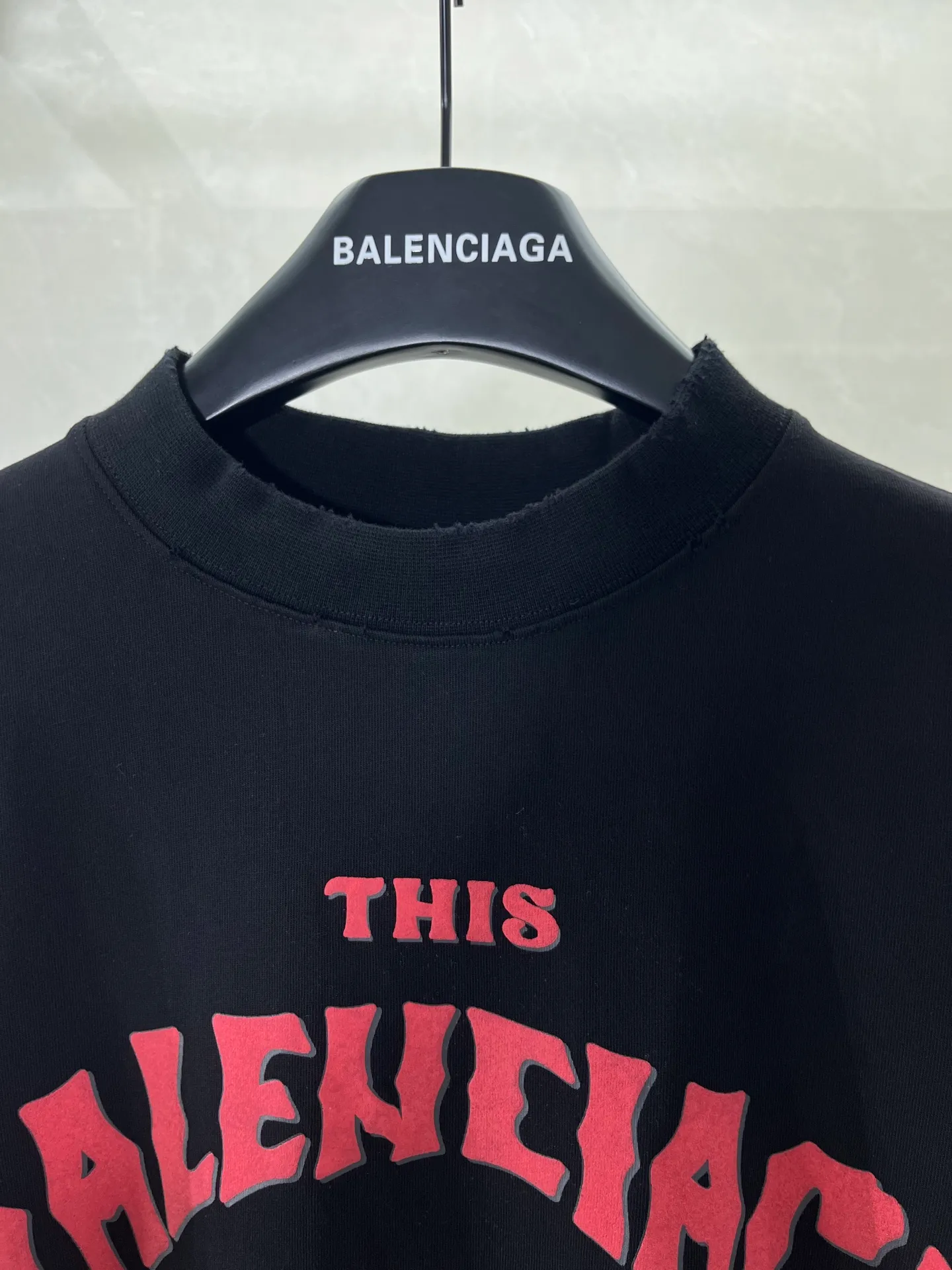 P115💰 -BALENCIAGA- 、 300 . Retro 、 、 、 not been done 、 ，Retro ， 15s ; 32s 。 、Breathable 、 Wear-Resistant ， 。Retro ， Retro ， ， 。 ， ， ， 。 notbeen done ， ， ， 。 ， 、 ， ， 。 ， ， ， 、 。 。 ， 。 oversize ，oversize ， ， ， 、 、 ， 。 ， ， 。 :Black Sizes:XS-L